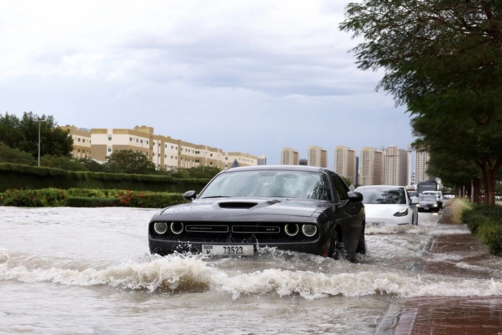 Dodge Challenger GT là mẫu xe cơ bắp đến từ Mỹ, được trang bị động cơ V6 dung tích 3.6L. Theo sau mẫu xe này là chiếc crossover thuần điện cỡ trung Tesla Model Y.
