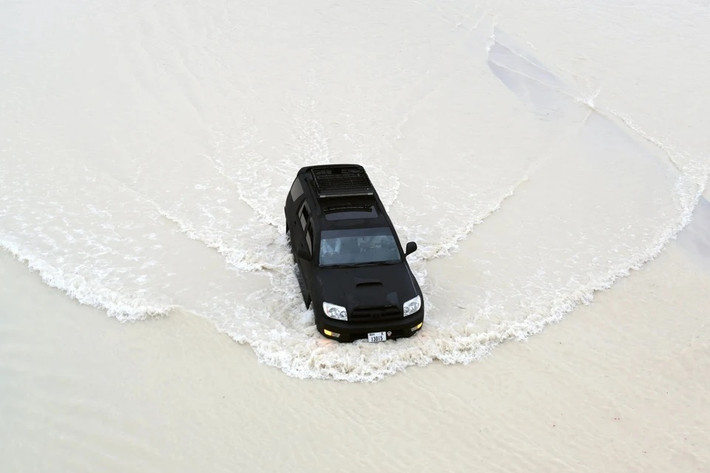 Sở hữu những mẫu SUV gầm cao được xem là lợi thế trong tình huống trên. Chiếc SUV Toyota 4Runner thế hệ thứ 4 đang thể hiện khả năng lội nước ấn tượng của mình.