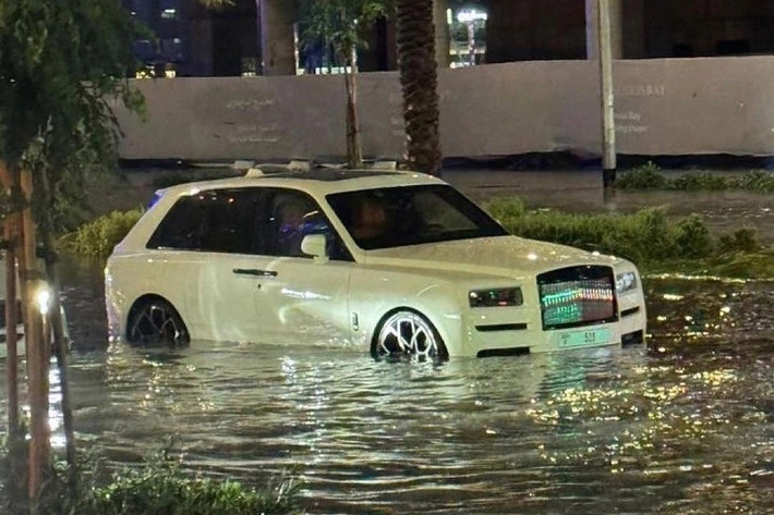 Mẫu xe siêu sang Rolls-Royce Cullinan cũng không thể sử dụng trong môi trường này. Việc dừng xe giúp tránh nguy cơ xảy ra thủy kích làm hỏng toàn bộ động cơ.