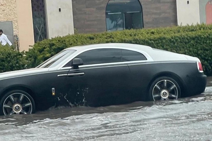 Rolls-Royce Wraith là mẫu coupe siêu sang được trang bị động cơ V12 mạnh 632 mã lực. Hiện tại, mẫu xe này đã được thay thế bởi chiếc coupe thuần điện Spectre.