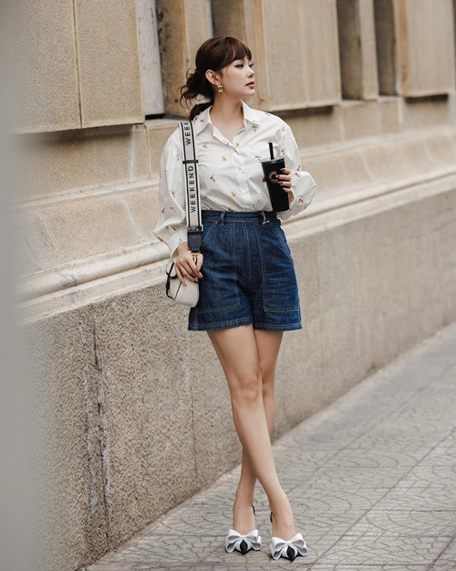 Nữ ca sĩ trẻ trung, sành điệu mỗi khi dạo phố.