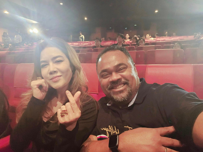 Trước đó, chồng Thu Phương lên tiếng về tin đồn hủy hôn. "Trên mặt giấy tờ pháp luật thì chúng tôi đã là vợ chồng, đám cưới ở đây chỉ là hình thức để đầy đủ. Nhiều người nghĩ tôi và Thu Phương đã hủy kết hôn rồi nhưng thật sự không phải như vậy, chúng tôi là vợ chồng trên mặt pháp lý, không có gì thay đổi cả. Chỉ có điều thay đổi là ngày nào tôi được trở thành chú rể trong mắt của mọi người, tôi muốn được tổ chức đám cưới cho Thu Phương", Phụ Nữ Số dẫn lời Dũng Taylor.