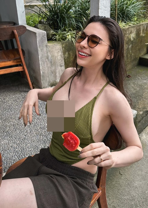 Cô nàng khiến nhiều người đỏ mặt khi mặc trang phục xẻ ngực táo bạo.