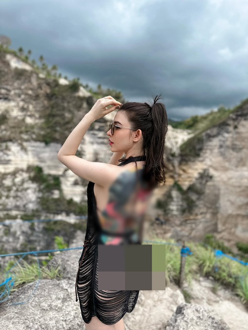 Cô nàng chẳng ngại ngần mặc hở lưng khoe hình xăm.