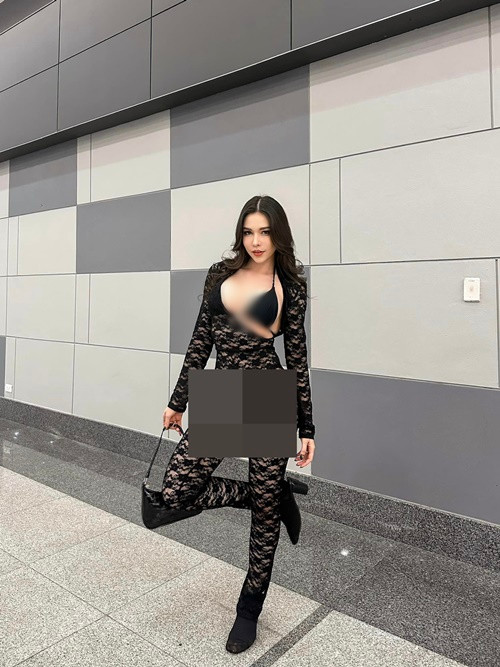 Hot girl xinh đẹp khoe vóc dáng nóng bỏng với trang phục xuyến thâu phối ren lộ nội y khi xuống phố.