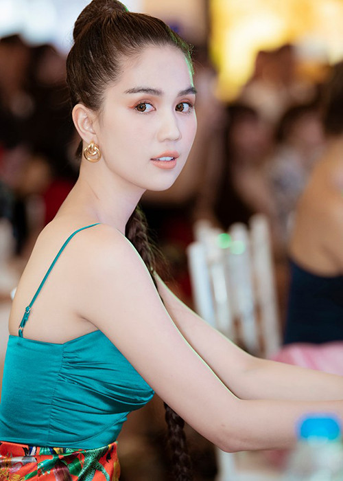 Cũng công khai làm người thứ 3 như Kiều Thanh nhưng Ngọc Trinh không dám để lộ khoảnh khắc tình tứ của hai người, thậm chí đến cái nắm cũng lén lút.