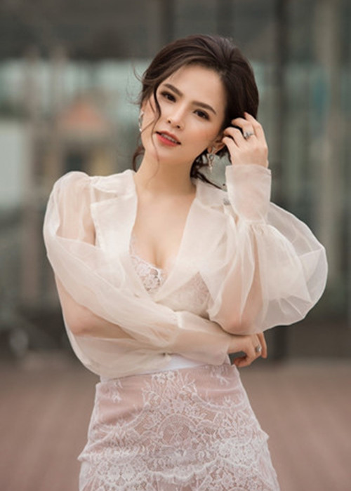 Giữa ồn ào, chia sẻ với Tri thức trẻ, quản lý của Phi Huyền Trang khẳng định tin đồn trên mạng hoàn toàn là bịa đặt. Nữ diễn viên sẽ nhờ pháp luật can thiệp.