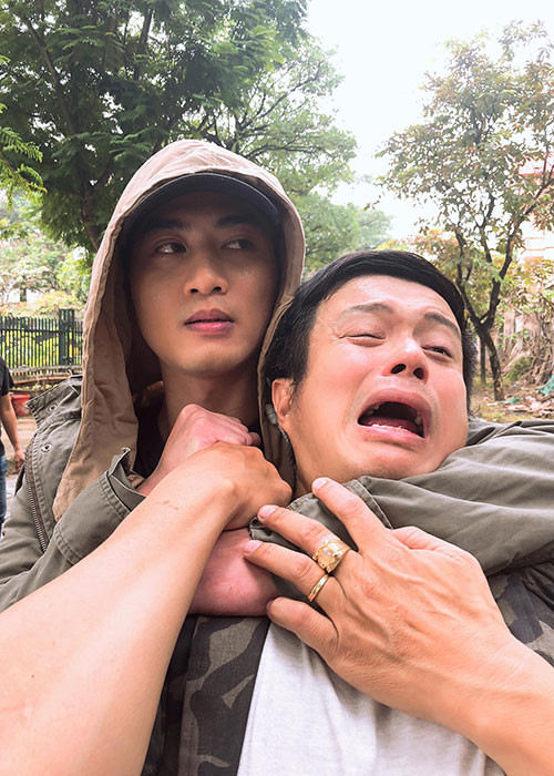 Hình ảnh Doãn Quốc Đam diễn phân cảnh đánh nhau với nhóm người của Lê Bá Anh gây tò mò.
