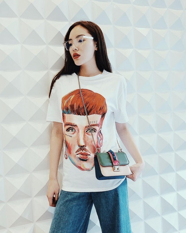 Bên cạnh crop top thì Kỳ Duyên cũng ưa chuộng mẫu áo phông của Zara khi sử dụng item này phối với quần denim ống rộng và túi xách tông màu đặc sắc. Được biết, thiết kế áo phông in graphic này có giá khoảng gần 600 nghìn đồng.
