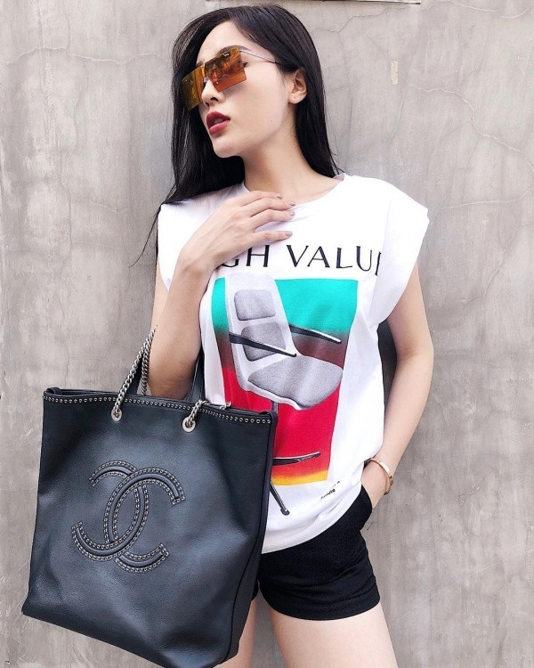Ngoài mẫu áo phông trên, Kỳ Duyên còn trưng dụng thêm một chiếc áo sát nách cũng của Zara. Cô phối item này với quần short và sử dụng phụ kiện là kính mắt và túi xách to bản của Chanel làm điểm nhấn. Chiếc áo này được hãng tung ra thị trường với gía niêm yết là khoảng hơn 500 nghìn đồng.