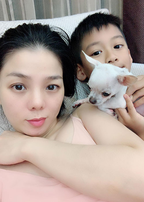 Trên trang cá nhân, Lệ Quyên vừa khoe ảnh mặt mộc sau khi tháo sụn mũi. Dù chiếc mũi của nữ ca sĩ không còn thanh thoát như xưa nhưng cô lại được khen trẻ trung hơn.