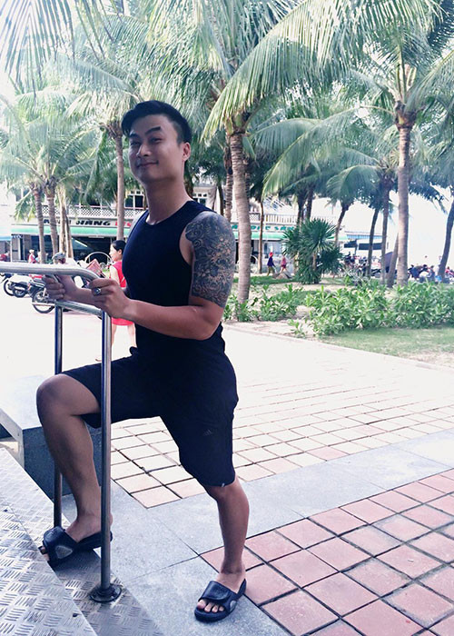 Ngoài đời, Duy Hưng ăn mặc khá giản dị.