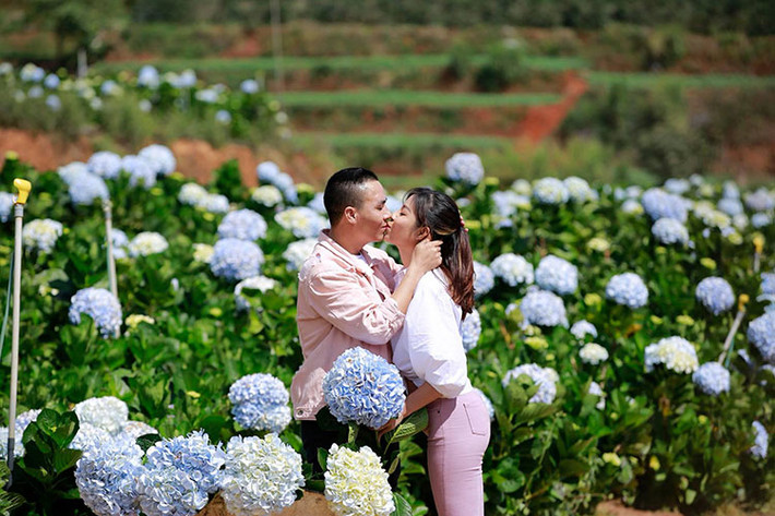 Hình ảnh nữ MC "Chúng tôi là chiến sĩ" và nửa kia của mình trao nụ hôn ngọt ngào trong một chuyến đi Đà Lạt.