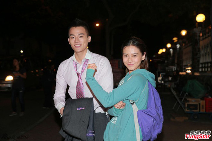 Xuất hiện trước ống kính máy ảnh, Angelababy không ngại để mặt mộc. Tuy nhiên, khuôn mặt nhợt nhạt của nữ diễn viên gây sốc với người hâm mộ.