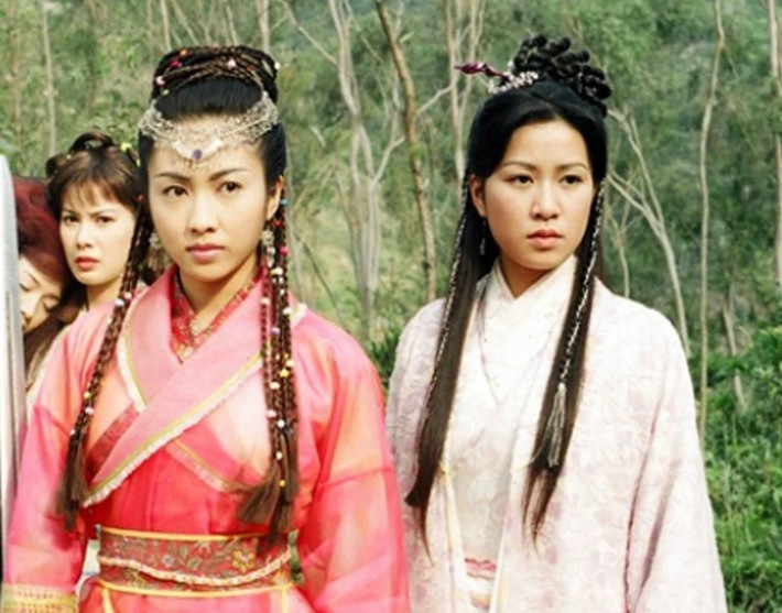 Xa Thi Mạn (phải) sinh năm 1975, bước chân vào làng giải trí Hong Kong sau khi đoạt danh hiệu Á hậu 2 cuộc thi Hoa hậu Hong Kong 1997. Ảnh: Znews.