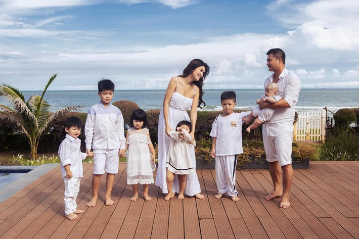 Oanh Yến giành vương miện Hoa hậu Thế giới Toàn cầu 2015 tại Philippines. Hiện tại, cô là bà mẹ 6 con.
