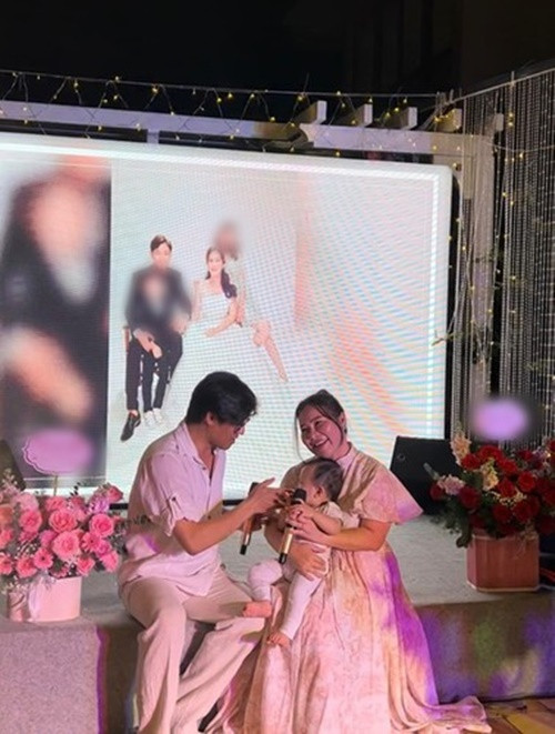Quý Bình chăm sóc con trai kỹ lưỡng. Nam diễn viên tự giặt quần áo của con bằng tay, thay tã, tắm, cho con ăn. Ảnh: FB Ngọc Tiền.