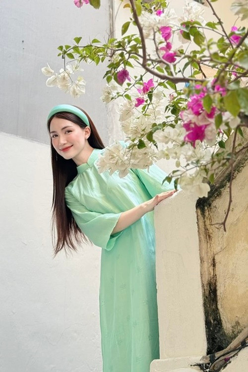 Cô nói thêm: “Tôi hòa đồng, nhiều bạn chơi. Tôi còn đang lo đám cưới tôi quá nhiều bạn, không biết sắp xếp sao. Từ hội cầu thủ, vận động viên, hoa hậu, nghệ sĩ, bạn bè tới gia đình 2 bên. Tôi được yêu quý và nhiệt tình thì mới góp mặt trong ngày vui của bạn bè chứ”. Ảnh: FB Hòa Minzy.