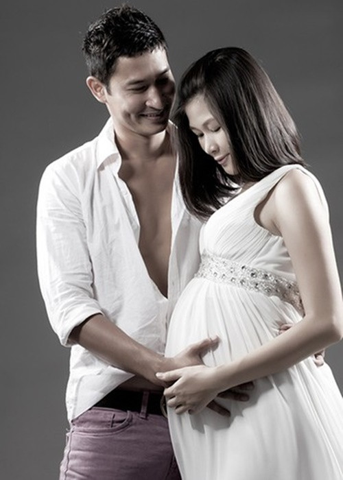 Huy Khánh và Mạc Anh Thư quen nhau khi đóng cặp trong phim Cảm hứng hoàn hảo. Đến tháng 3/2012, cả hai công khai hẹn hò. Giữa tháng 5/2012, Mạc Anh Thư hạ sinh con gái khi cô và Huy Khánh chưa làm đám cưới và mới chỉ đăng ký kết hôn. Ảnh: Giáo Dục Việt Nam.