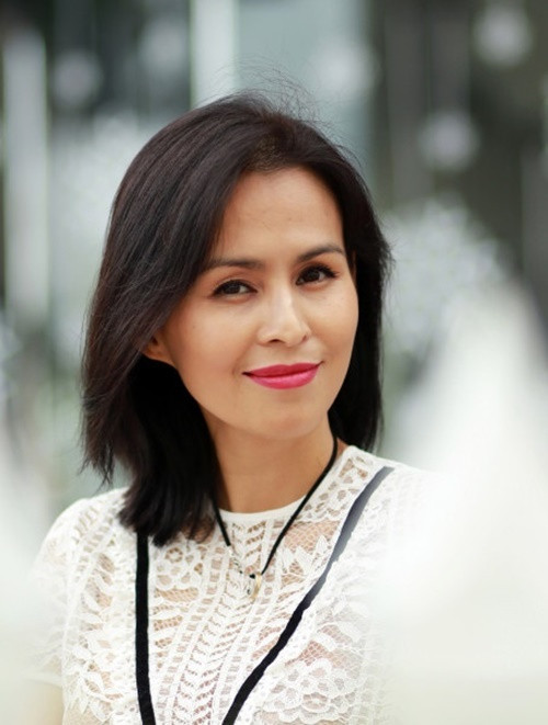 Lương Hoàng Anh gây chú ý khi tiết lộ cô có mối quan hệ tốt đẹp với mẹ chồng cũ quá cố. “Bà là người phụ nữ tuyệt vời, đẹp người đẹp nết nhân hậu vô cùng. Mình chia tay ba Ghini đã 10 năm trước đó, mà bà vẫn hàng tuần đến thăm mang quà bánh cho cháu, vẫn xưng hô mẹ con thân thiết với mình. Mình cảm tưởng bà coi mình như là con gái bà”, vợ cũ Huy Khánh chia sẻ vào năm 2023. Ảnh: Phụ Nữ Việt Nam.