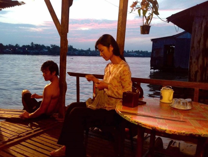 Được diễn viên Quý Bình dìu dắt khi mới vào nghề, Oanh Kiều cảm ơn đàn anh. “Tạm biệt anh, người thầy dạy em lái đò, người dìu dắt em ngày mới chập chững bước vào nghề, người dạy em chăm chút cho từng cảnh quay, em trưởng thành hơn với mỗi vai diễn cùng anh. Cảm ơn anh thật nhiều. Hết đau rồi, đến nơi khác bình yên hơn nha anh Bình”, Oanh Kiều chia sẻ. Ảnh: FB Oanh Kiều.