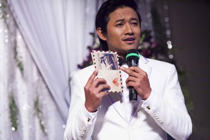 Ái Châu chia sẻ, ngày cô và Huỳnh Đông làm đám cưới, Quý Bình nhất quyết đòi làm MC. “Buồn kinh khủng khiếp! Biết rằng mọi sự trên đời đều vô thường, nhưng anh ra đi khi còn quá trẻ như vầy, thương lắm anh ơi”, Ái Châu viết. Ảnh: FB Ái Châu.
