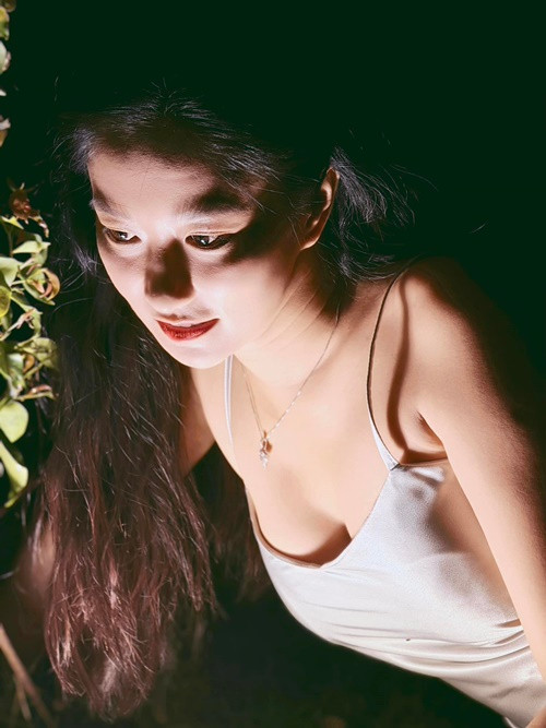 Mới đây, Chân Chân - bạn gái NSND Việt Anh khoe loạt ảnh diện váy hai dây khoe vóc dáng quyến rũ.