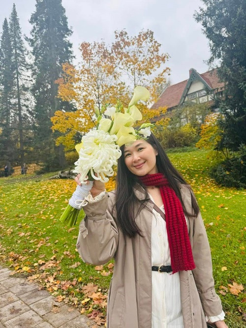 Cách đây không lâu, người đẹp trải lòng về cuộc sống nơi xứ người. Mạc Anh Thư cho biết, khi ở Phần Lan, cô tự làm những việc trước nay chưa từng làm từ nấu ăn, quét dọn đến học hành.