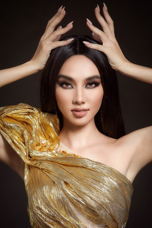 Năm 2021, Thùy Tiên thay đổi phong cách. Cô ăn mặc táo bạo, trang điểm sắc sảo. Ảnh: FB Thùy Tiên.