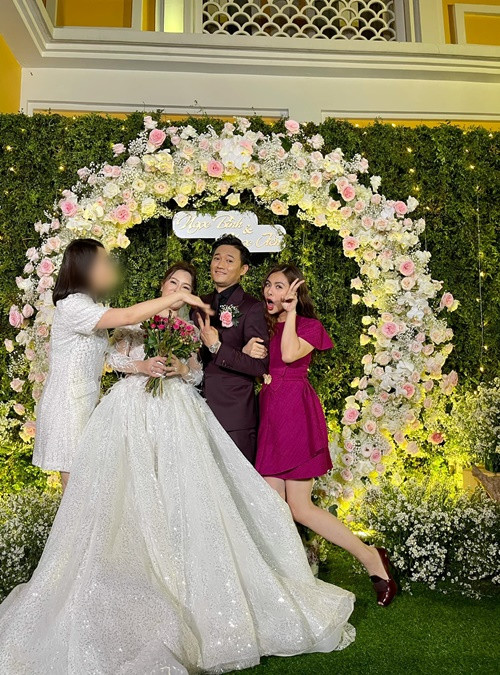 Vân Trang có mặt trong nhiều sự kiện quan trọng của Quý Bình. Trong ảnh, nữ diễn viên đến chúc mừng Quý Bình kết hôn.