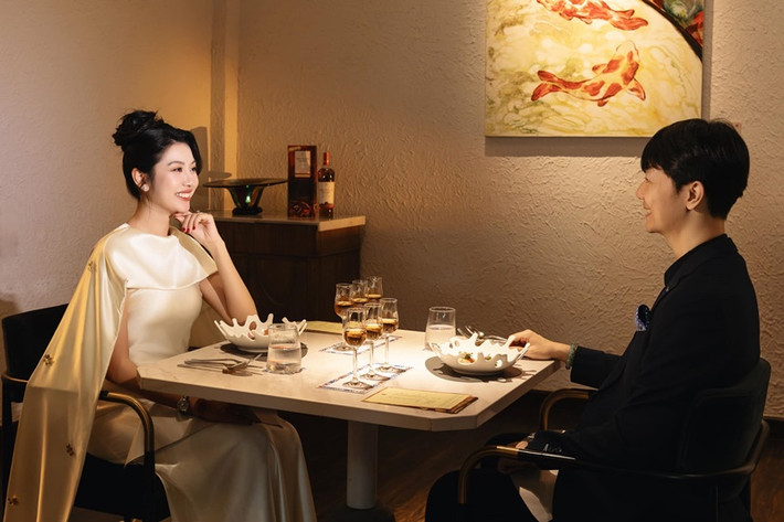Cả hai đẹp đôi khi bên nhau dù cách biệt 10 tuổi. Ảnh: FB Nhật Vũ.