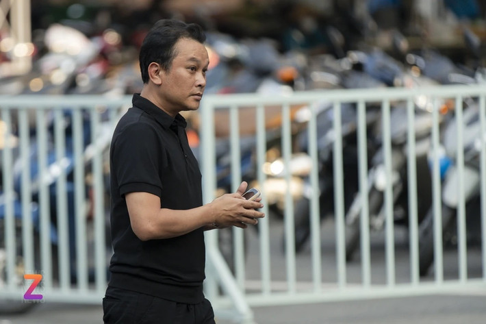 Nghệ sĩ Hữu Quốc cũng đến tiễn biệt Quý Bình vào chiều 8/3. Trong ký ức của Hữu Quốc, Quý Bình có tính cách hiền lành, dễ mến và đa tài. "Mãi nhớ và biết ơn em với những đóng góp âm thầm cùng quỹ thiện nguyện của Bếp chia sẻ yêu thương, ngay cả trong mùa dịch. Vùng trời tươi đẹp đang chờ em", Hữu Quốc chia sẻ.