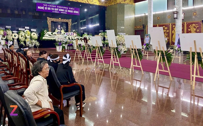 Lễ tang Quý Bình diễn ra trang trọng, ấm áp tại Nhà tang lễ Quốc gia phía Nam. Di ảnh cố nghệ sĩ được gia đình chọn từ album ảnh cưới. Hai bên lối vào linh cữu là hình ảnh Quý Bình lúc sinh thời. Từng hình ảnh là những khoảnh khắc đẹp của nam diễn viên trên sân khấu, đời thường với nụ cười hiền lành khiến đồng nghiệp, khán giả xúc động.