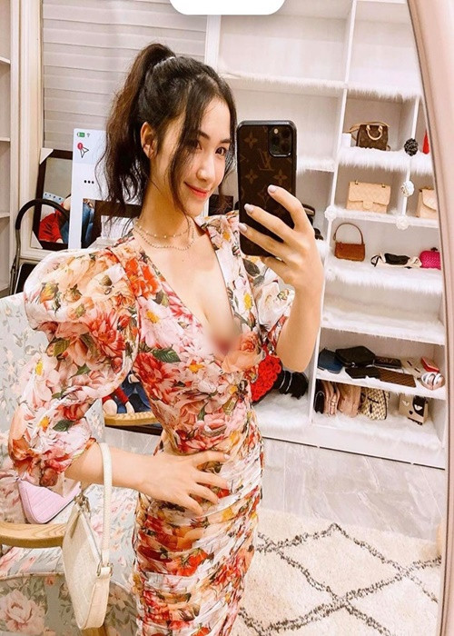 Năm 2019, Hòa Minzy cho biết, có thời điểm kiếm được tiền, cô sẵn sàng chi mấy trăm triệu đồng để tậu túi hiệu. Tuy nhiên, sau đó, nữ ca sĩ không còn mê săn túi hiệu nữa. Ảnh: Dân Việt.