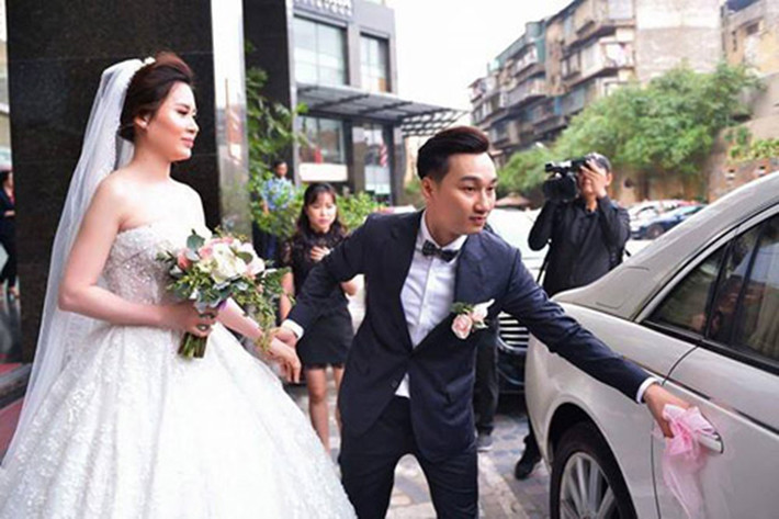 Đám cưới MC Thành Trung - Ngọc Hương vừa chính thức diễn ra ngày 22/3. Trong ảnh, nam MC cẩn thận dắt tay và mở cửa xe cho vợ 9x. Ảnh: Dân Việt