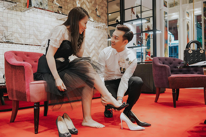 Ngay từ lúc hẹn hò, nam MC Nhân tố bí ẩn vốn là người đàn ông hết mực cưng chiều bạn gái 9x. Ảnh: FBNV