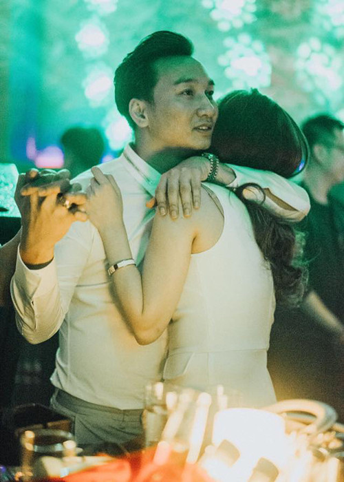 Không những vậy, trên trang cá nhân, đôi uyên ương còn dành những lời có cánh cho "nửa kia" của mình. Ảnh: FBNV
