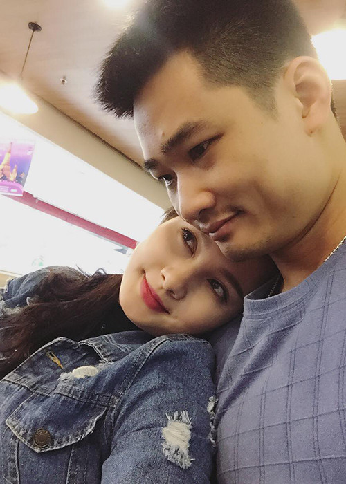 Ông xã Bảo Thanh không hoạt động trong lĩnh vực nghệ thuật nhưng luôn tin tưởng và ủng hộ vợ làm nghề. Không những vậy, anh còn chăm sóc con trai để cô có thể yên tâm đi đóng phim xa nhà. Ảnh: FBNV