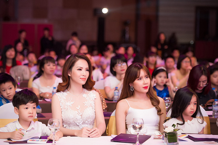 Mới đây, Lưu Hương Giang (thứ hai bên phải) và Đan Lê có dịp hội ngộ khi cùng đưa con tham gia một sự kiện ở Hà Nội. Bằng tuổi và đã trải qua hai lần sinh nở, cả hai đều đẹp mặn mà.