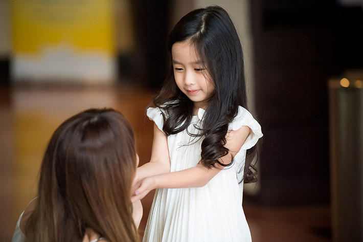 Tại sự kiện vừa qua, bà xã Hồ Hoài Anh dẫn theo cô con gái đầu lòng Mina năm nay đã 6 tuổi, trong khi đó cô vẫn giấu kín hình ảnh con gái thứ hai Misu.