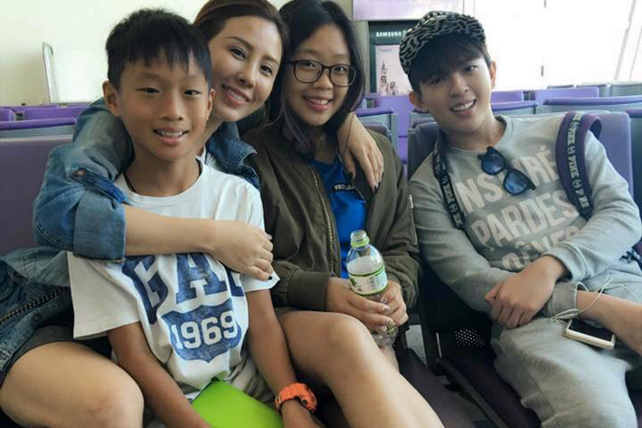 Hình ảnh con trai đồng tính của Hoa hậu Thu Hoài bên mẹ và hai em ruột trong một chuyến du lịch. Ảnh: FBNV
