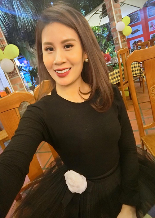 “Quà sinh nhật năm nay không gì quý bằng những giây phút kỷ niệm bên gia đình, những người anh người chị thân thiết đã luôn bên cạnh ủng hộ vợ chồng em”, Ngọc Hương viết. Ảnh: FBNV
