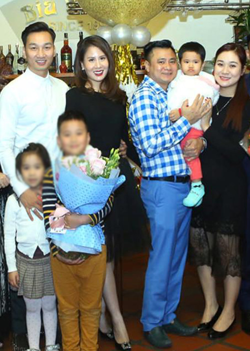 Cặp đôi Thành Trung - Ngọc Hương rạng rỡ bên khách mời là vợ chồng danh hài Tự Long. Ảnh: FBNV