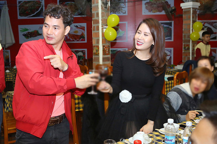 Vợ chồng nam MC Nhân tố bí ẩn cũng có mối quan hệ thân thiết với danh hài Xuân Bắc. Ảnh: FBNV