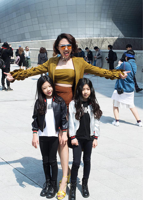 Tóc Tiên vui vẻ chụp hình cùng 2 fashionista nhí trước khi bước vào bên trong nơi tổ chức sự kiện. Ảnh: Fanpage Tóc Tiên