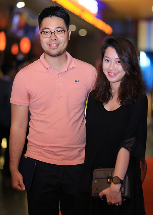 Xuất hiện tại sự kiện, nam đạo diễn phim “Chờ em đến ngày mai” Đinh Tuấn Vũ sánh đôi cùng bà xã xinh đẹp.