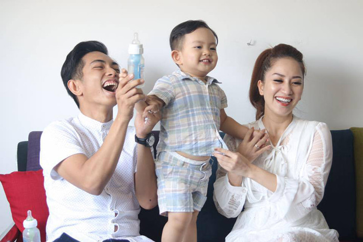 Khánh Thi - Phan Hiển là cặp đôi lệch tuổi nổi tiếng trong làng giải trí. Cả hai bắt đầu từ mối quan hệ thầy trò rồi chuyển thành người yêu và hiện tại đang là vợ chồng. Ảnh: FBNV
