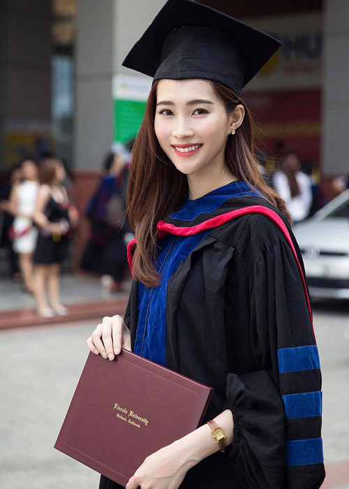 Ngày 25/3 vừa qua, Hoa hậu Thu Thảo chính thức tốt nghiệp đại học. Cầm trên tay tấm bằng, người đẹp vô cùng xúc động, bồi hồi. Ít ai biết rằng Thu Thảo đã trải qua chặng đường gian nan để tốt nghiệp đại học. Ảnh: FBNV