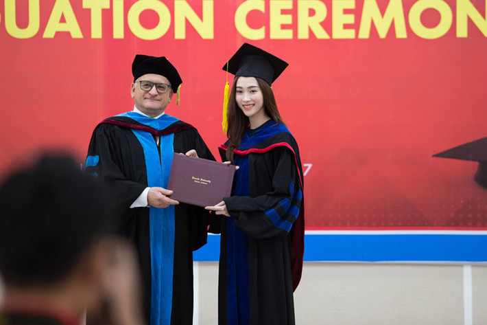 Thu Thảo tâm sự, thời điểm tốt nghiệp THPT, gia đình gặp nhiều biến cố lớn. “Đến giờ Thảo vẫn nhớ như in câu nói ba mẹ nói với mình: "Xin lỗi con gái nhiều vì điều kiện gia đình mà đành để con ở nhà, ba mẹ biết so với bạn bè con thua thiệt nhiều”, cô viết. Ảnh: FBNV