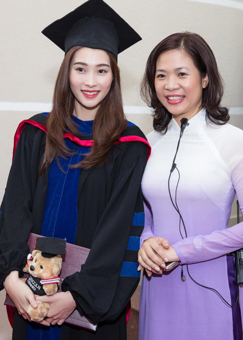 Sau rất nhiều lần thuyết phục bố mẹ, Thu Thảo cũng được lên Cần Thơ để theo đuổi ước mơ, bắt đầu cuộc sống tự lập từ năm 18 tuổi. Để có tiền đọc học phí ở trường trung cấp ngành tài chính ngân hàng, cô đã làm rất nhiều công việc từ bán mỹ phẩm, bán quần áo đến làm bartender. Ảnh: FBNV